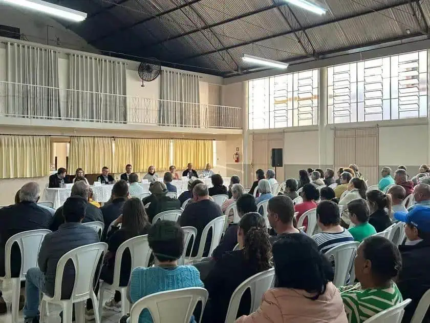 Palestra sobre direitos civis em evento jurídico com audiência diversificada, promovendo debate e conscientização legal no ambiente institucional.