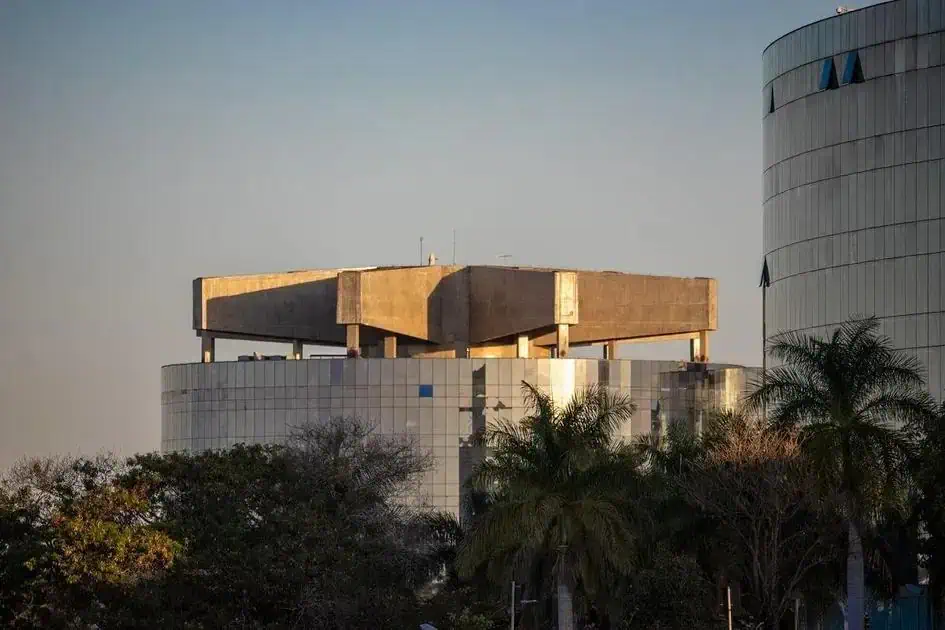 Torre de escritório moderna com arquitetura inovadora, destacando-se no horizonte urbano de São Paulo. Imagem ilustrando notícias jurídicas e de negócios do portal Direito Hoje Notícias.