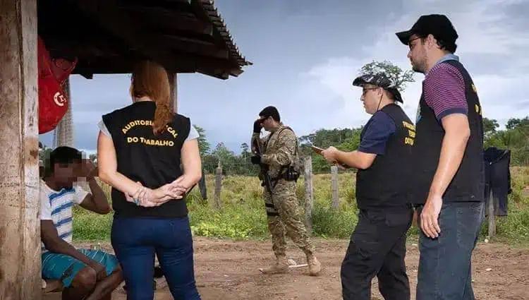 Fiscalização trabalhista e direitos humanos na região rural, equipe de auditoria do trabalho verifica condições de trabalho, direitos e vulnerabilidade de trabalhadores rurais no campo.