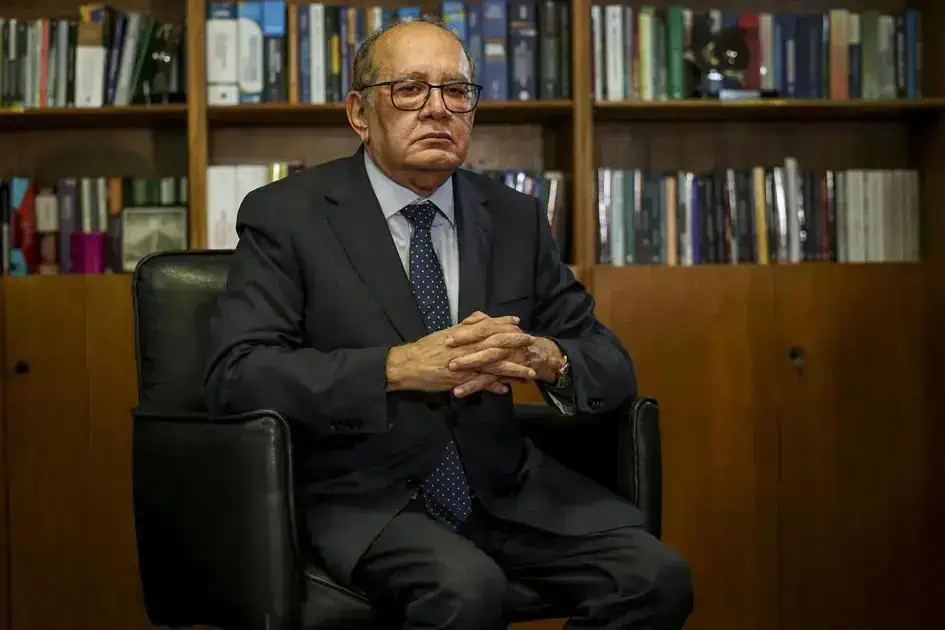 Advogado idoso em escritório com livros de direito ao fundo, representando notícias de direito e atuação jurídica.