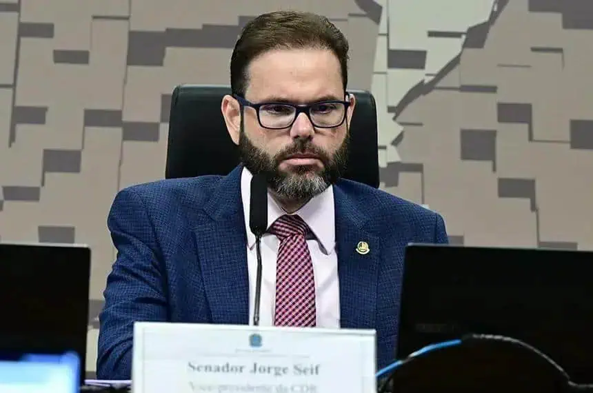 Senador Jorge Seif em audiência no Senado Federal, discutindo temas de direito e legislação em destaque na atualidade.