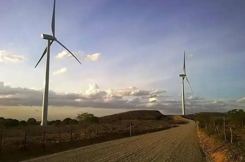 Parque Eólico com Aerogeradores em Expansão - Energia Renovável e Sustentabilidade no Brasil.