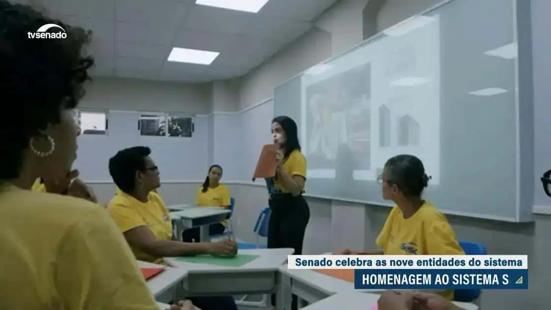 Senado homenageia sistema S em evento de reconhecimento às entidades do sistema com palestra e debate. Mulheres participam de formação, destacando a importância do selo de qualidade e compromisso social das organizações.
