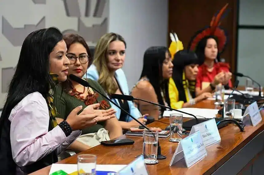 Direito Hoje Notícias, evento com mulheres no fórum de direito, enfatizando igualdade de gênero e inclusão social no setor jurídico.