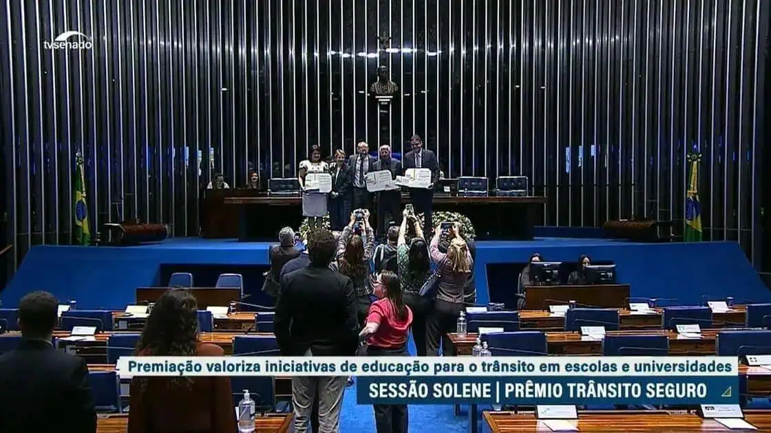 Benefícios do prêmio trânsito seguro, reconhecimento de iniciativas educativas, sessão solene, promoção da segurança no trânsito, destaque em evento parlamentar, valorização da educação no âmbito do trânsito.