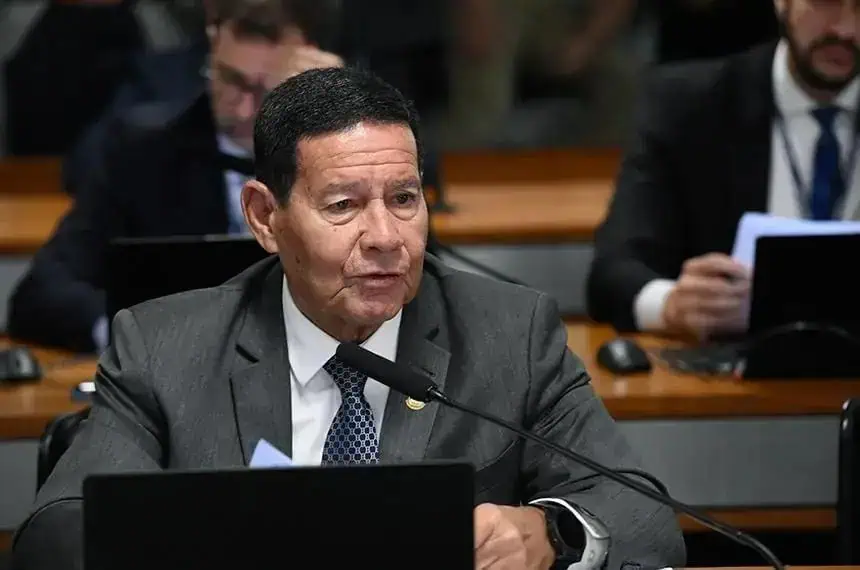 Advogado participando de audiência em tribunal, representando casos jurídicos importantes.