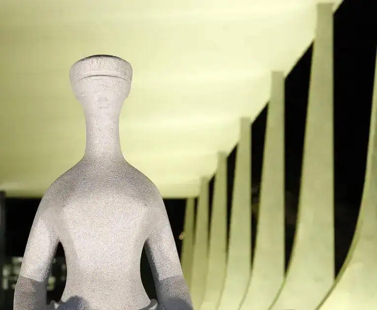 Segurança Jurídica e Justiça, símbolo de equidade na legislação brasileira, representada por uma estátua moderna com tribunal ao fundo, ilustrando avanços no Direito Hoje Notícias.