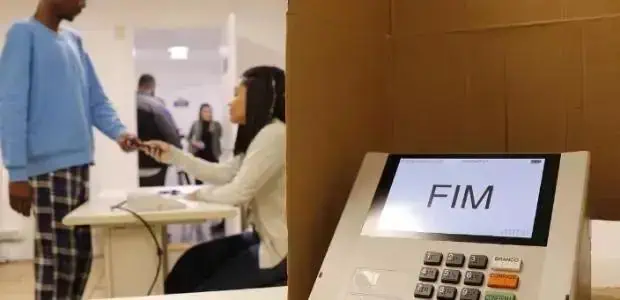 A importância das eleições e o processo de votação eletrônica no Brasil, com foco na segurança e transparência do sistema eleitoral.