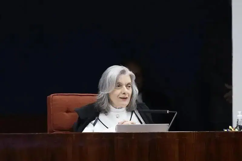 Juíza aposentada em tribunal, representando o setor do direito, discutindo questões jurídicas importantes, foco em notícias de direito e novidades jurídicas.