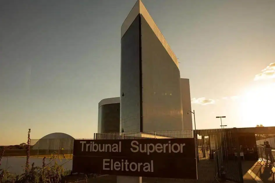Tribunal Superior Eleitoral - Edifício moderno e imponente da Justiça Eleitoral brasileira, símbolo da democracia e do direito ao voto no Brasil, registrado ao pôr do sol.
