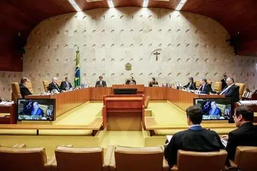 Salão de tribunal com juízes e advogados em sessão judicial oficial, ambiente formal de justiça brasileira, símbolo do Direito Hoje Notícias.