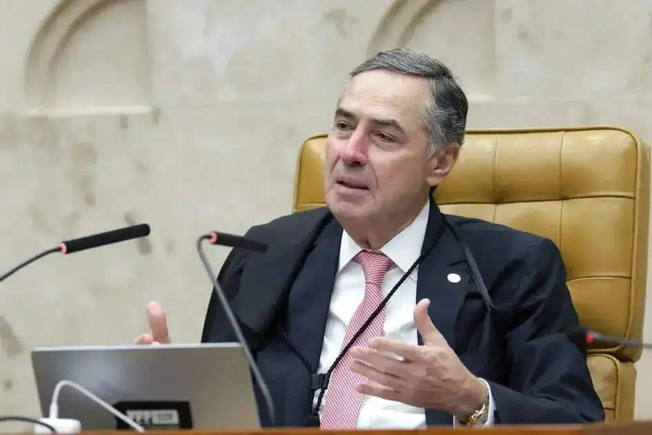 Obrigatório 2. Homem político em reunião de tribunal, discutindo legislação brasileira e direitos civis.