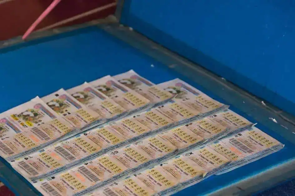 Bilhete de loteria contendo dezenas premiadas, apostas de loteria, jogo de azar, apostas esportivas, esperança de ganhadores.
