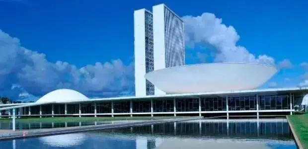 Edifício do Congresso Nacional em Brasília, sede do poder legislativo brasileiro, símbolo da arquitetura moderna e importante centro de decisões políticas no Brasil.