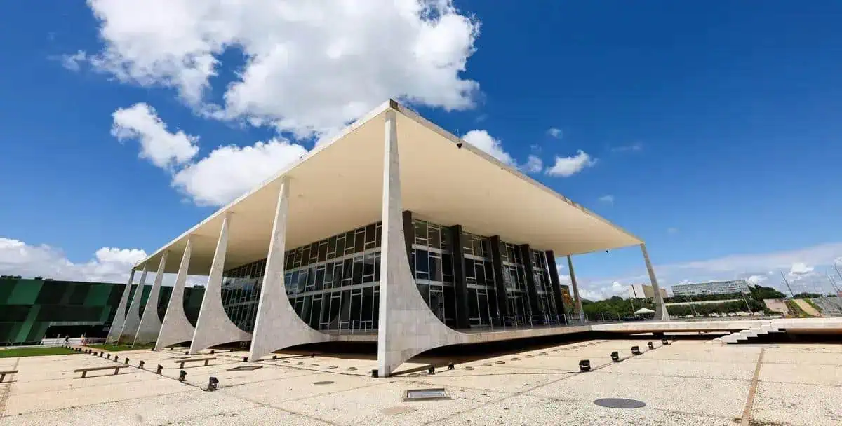 Moderno edifício de tribunais com arquitetura contemporânea, representando o sistema jurídico e direito, destaque na cobertura de notícias de direito e justiça no Brasil.