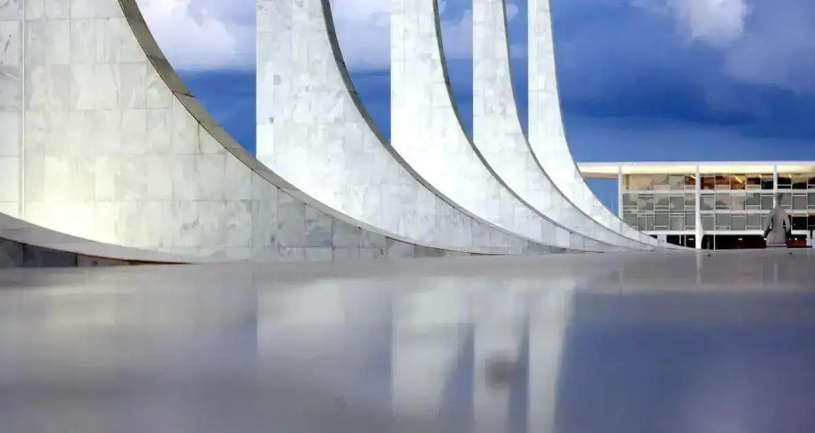 Edifício moderno com arquitetura inovadora, destaque para curvas e design arrojado em ambiente corporativo. Ideal para notícias sobre direito, inovação e negócios.