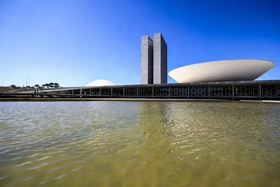 Títulos do STF em Brasília com destaque na arquitetura moderna, refletindo o centro de poder e decisões judiciais importantes no Brasil.