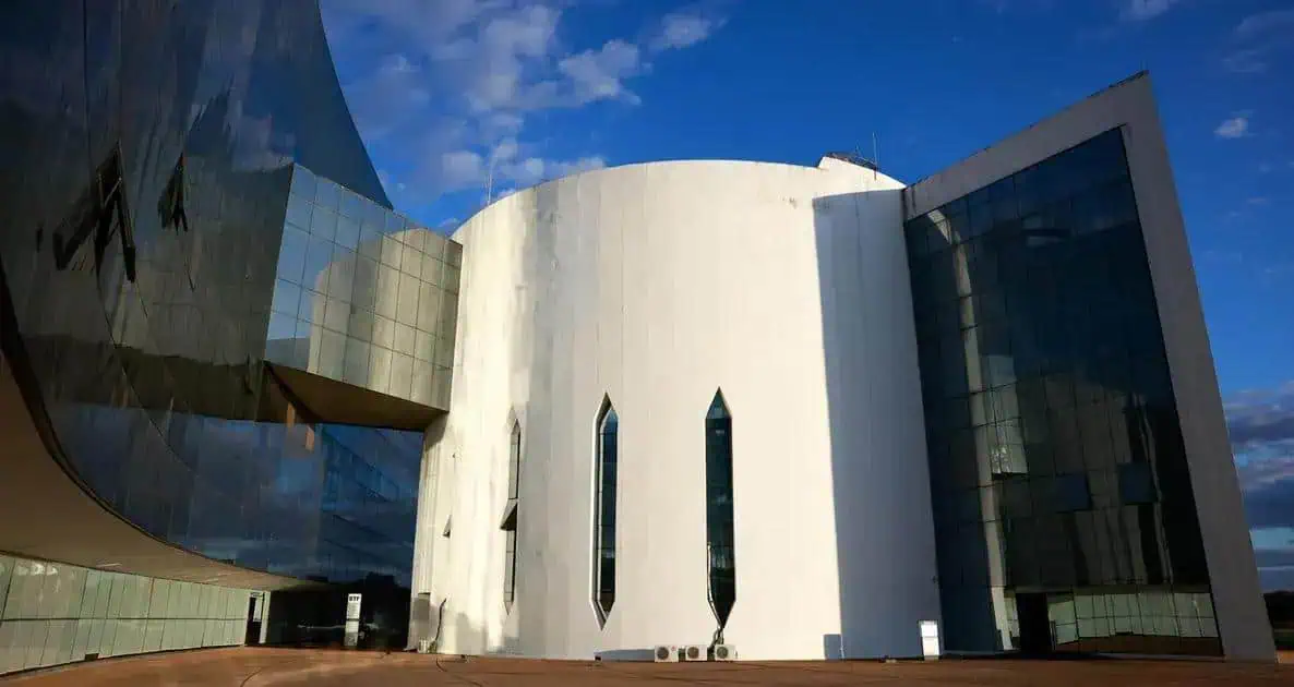 Direito hoje notícias, prédio moderno com arquitetura inovadora, destaque para fachada de vidro e estrutura contemporânea no setor jurídico, informações atualizadas sobre direito, legislação e notícias jurídicas.