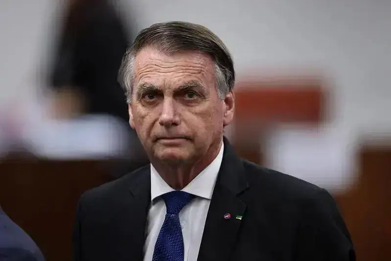 Homem de toga em tribunal, representando notícias jurídicas e atualizações legais com foco em direito hoje notícias.