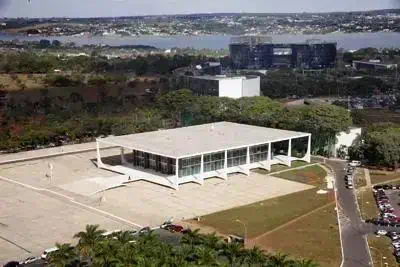 Fachada moderna do edifício do Direito Hoje Notícias, sede de jornalismo jurídico e atualidades, com design inovador e ampla área de convivência.
