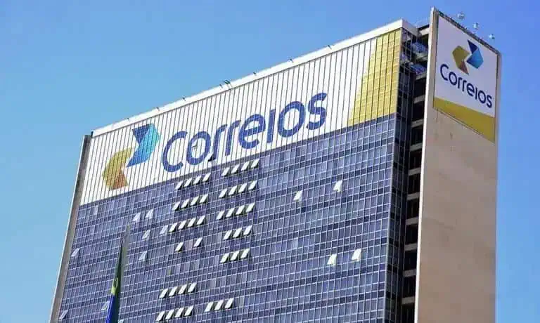 Correios, edifício corporativo de alta estrutura, destaque em notícias jurídicas e logísticas.