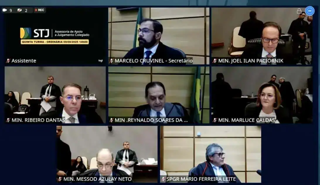 Audiencia do julgamento colegiado do STJ sobre questões de apoio jurídico e sessão de tribunal na quinta turma do STJ. Imagens de ministros e participantes em reunião judicial, discutindo casos legais e julgamentos.