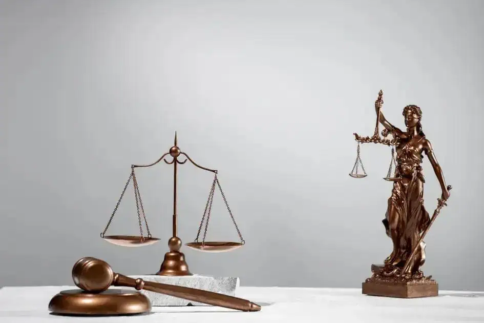 Balança de justiça e estátua da deusa, símbolos do direito e da equidade.