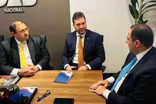 Profissionais de Direito em reunião de negócios no escritório Direito Hoje Notícias, discutindo estratégias legais e jurídicas.