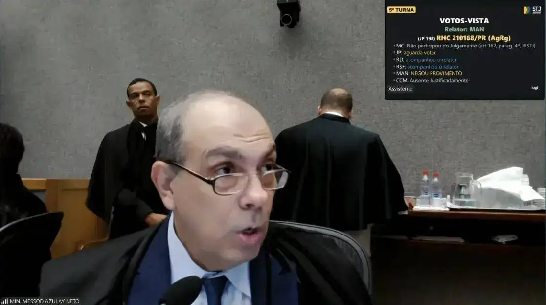 Votação em tribunal judicial durante sessão do tribunal de Justiça, com destaque para candidato ao julgamento de votos e representantes jurídicos presentes no processo.
