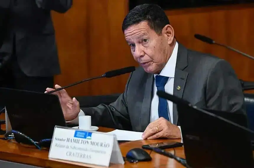 Relator Hamilton Mourão participando de reunião sobre direito e justiça no Brasil, debatendo temas jurídicos importantes.