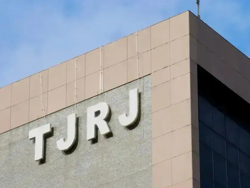 TJRS Justiça Federal edifício modernoprédio de tribunais e justiça, fachada de alto padrão com letras destacadas, ambiente institucional, símbolo do poder judiciário no Brasil.