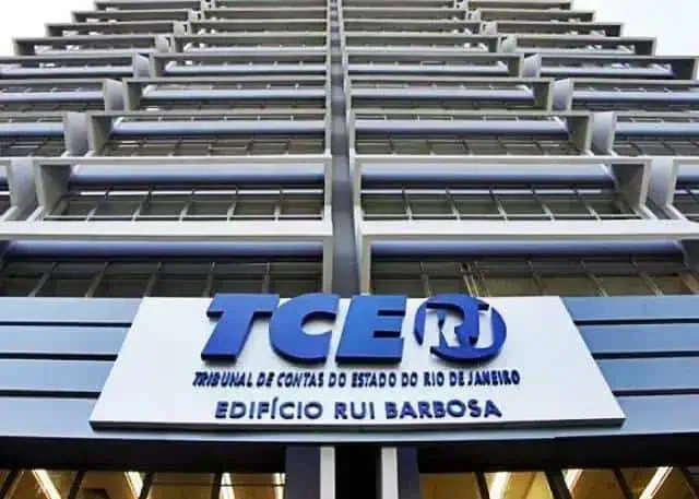Tribunal de Contas do Estado do Rio de Janeiro, Edifício Rui Barbosa, foco na justiça e fiscalização pública, arquitetura moderna, órgão de controle gubernamental, notícias de direito e legislação, Direito Hoje Notícias.