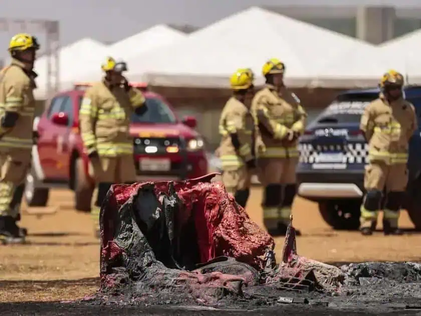 Carro queimado após acidente com bombeiros presente no local - direita hoje notícias.