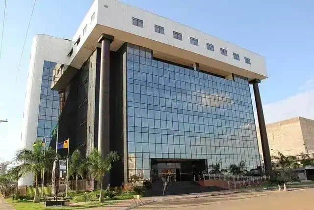 Edifício moderno de escritórios com fachada de vidro, símbolo de uma advocacia forte e profissional, representando o setor jurídico no Brasil.