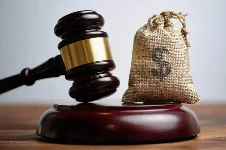 Processo judicial com martelo de juiz e saco de dinheiro, relacionado a direito, justiça, penal e dinheiro.