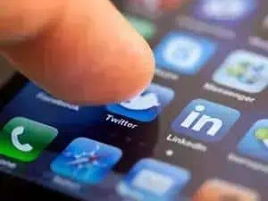 Aplicativo de smartphone com ícones de redes sociais como Twitter e LinkedIn exibidos na tela.