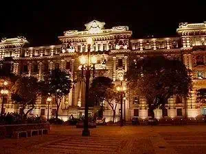 Imponente edifício histórico iluminado à noite, símbolo de direito e justiça em destaque no portal Direito Hoje Notícias.