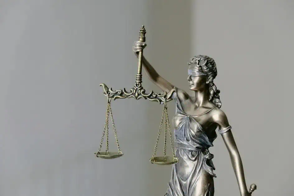 Justiça e Direitos Legais, Escultura da Justiça, Balança da Justiça, Cultura Jurídica, Direito Hoje Notícias, Imagem de escultura que simboliza a justiça, representação da equidade e lei no contexto jurídico brasileiro, foco em notícias e análises legais.