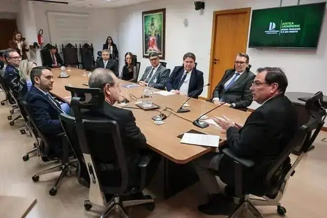 Conselheiros de Direito debatendo temas jurídicos em reunião formal no escritório de advocacia.