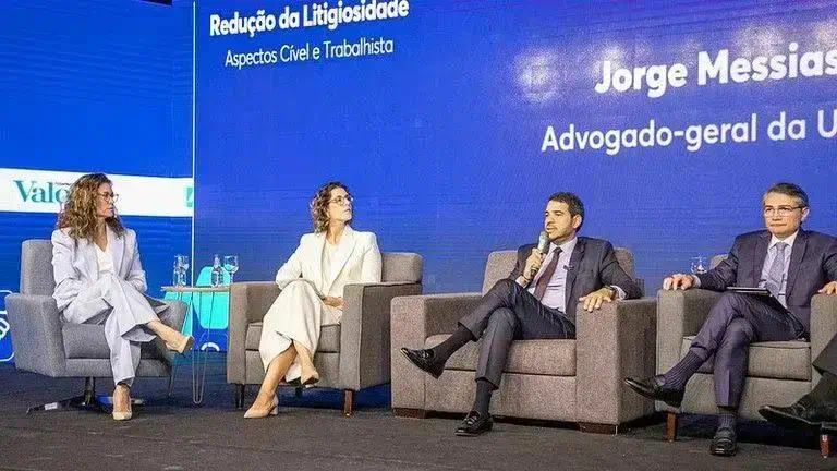 Redução da litigiosidade e aspectos civil e trabalhista em debate na conferência do Direito Hoje Notícias com especialistas.
