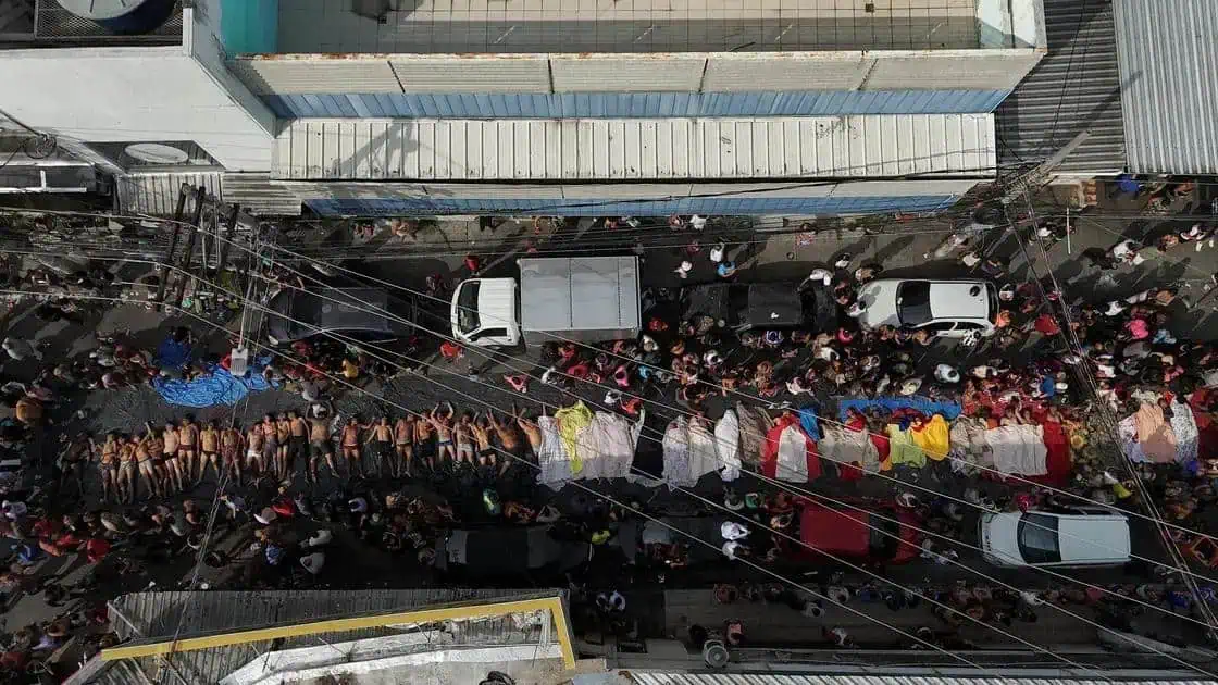Após Megaoperação no Rio, moradores levam corpos para praça; os rumos da violência