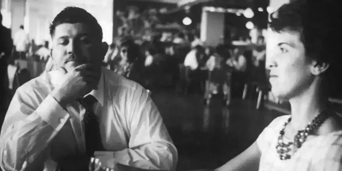 Homem e mulher em discussão acalorada em restaurante, simbolizando debates atuais sobre direitos civis e justiça social, temas abordados pelo site Direito Hoje Notícias.