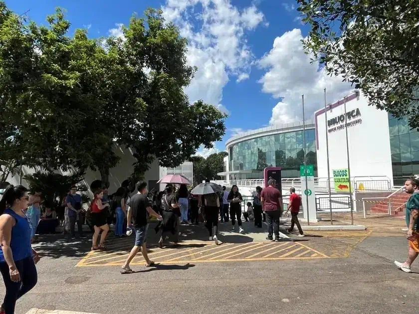Biblioteca pública em Centro Cultural de Campinas com grande fluxo de pessoas visitando o espaço.
