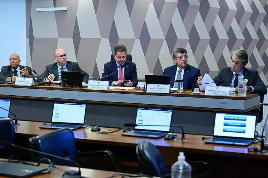 Representantes em reunião do setor jurídico discutindo questões de direito e políticas públicas em um ambiente formal.