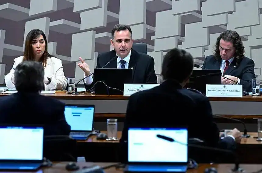 Senador Rodrigo Pacheco participando de reunião sobre legislação e direito hoje notícias, discussões políticas e temas jurídicos no Brasil.