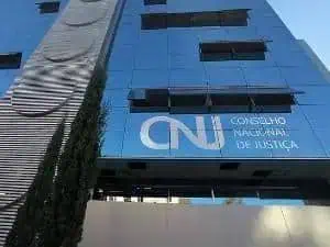 CNJ Conselho Nacional de Justiça fachada edifício, símbolo do sistema judiciário brasileiro, destaque na cobertura de notícias jurídicas, fortalecimento da justiça e direitos civis no Brasil.