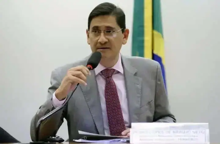 Advogado em palestra durante evento de direito, apresentando temas relacionados às novidades jurídicas e legislações atuais no Brasil.