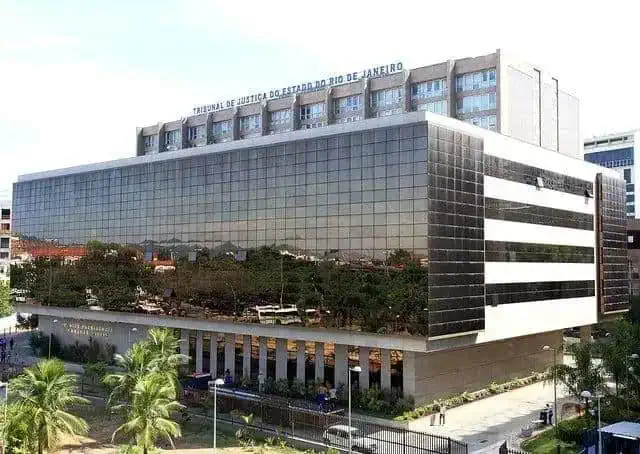 Tribunal de Justiça do Rio de Janeiro, edifício moderno e imponente, refletindo segurança e eficiência na administração da justiça estadual.