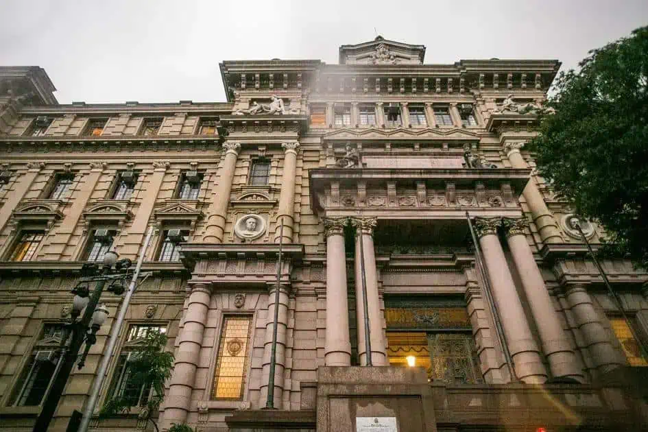 Direito hoje notícias, edifício clássico de tribunal com colunas e detalhes arquitetônicos históricos, símbolo do sistema jurídico e direito no Brasil, fotografia de fachada de importante instituição jurídica brasileira.