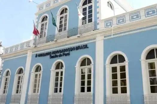 Tribunal Regional do Trabalho da 8ª Região em Manaus Amazonas, edifício azul com janelas brancas e bandeiras do Brasil e do estado.